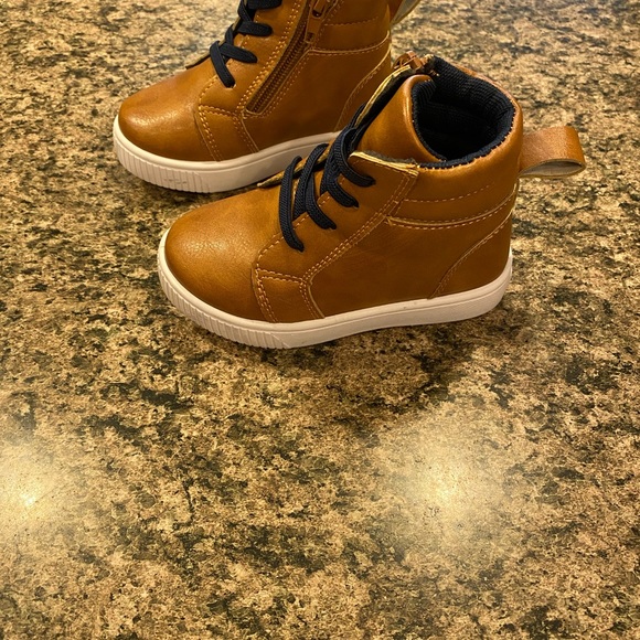 Toddler boys high top shoes, only worn once. New condition. Size 6 - Picture 2 of 2
